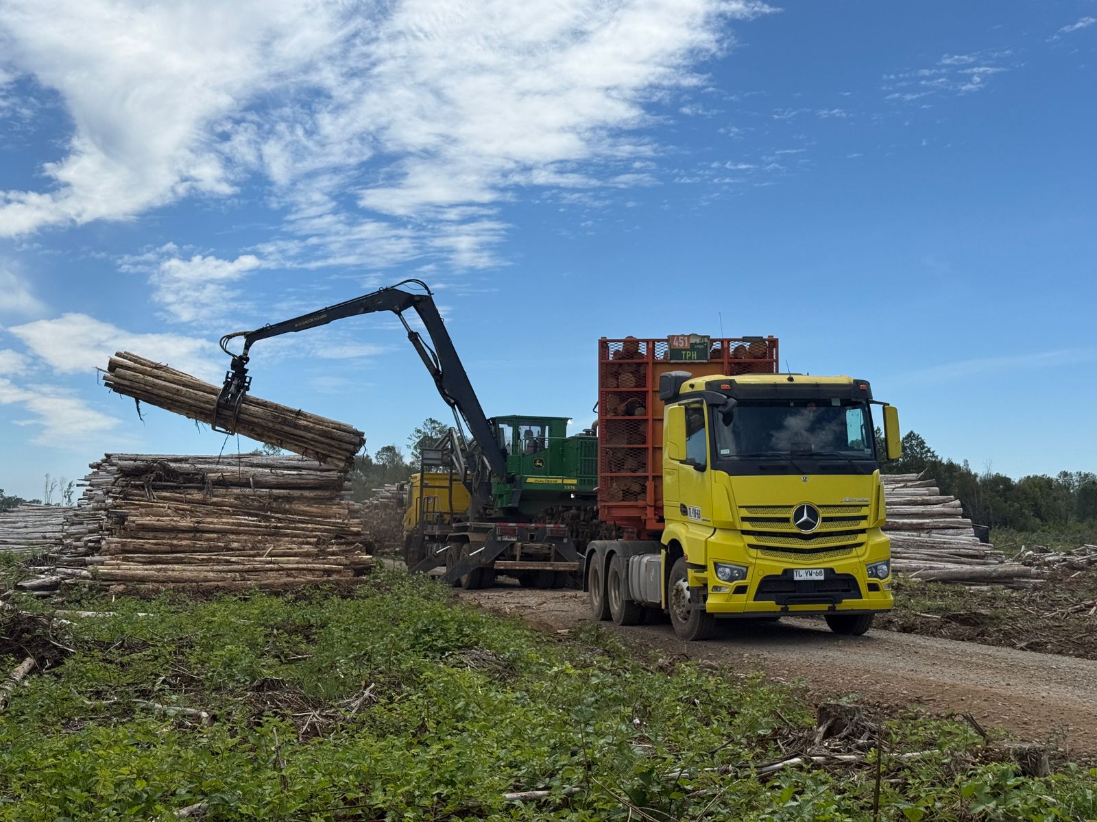Camión de Parra e Hijos y maquinaria durante el carguío de madera