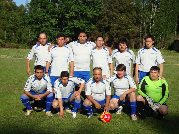 Equipo deportivo reunido en una actividad comunitaria